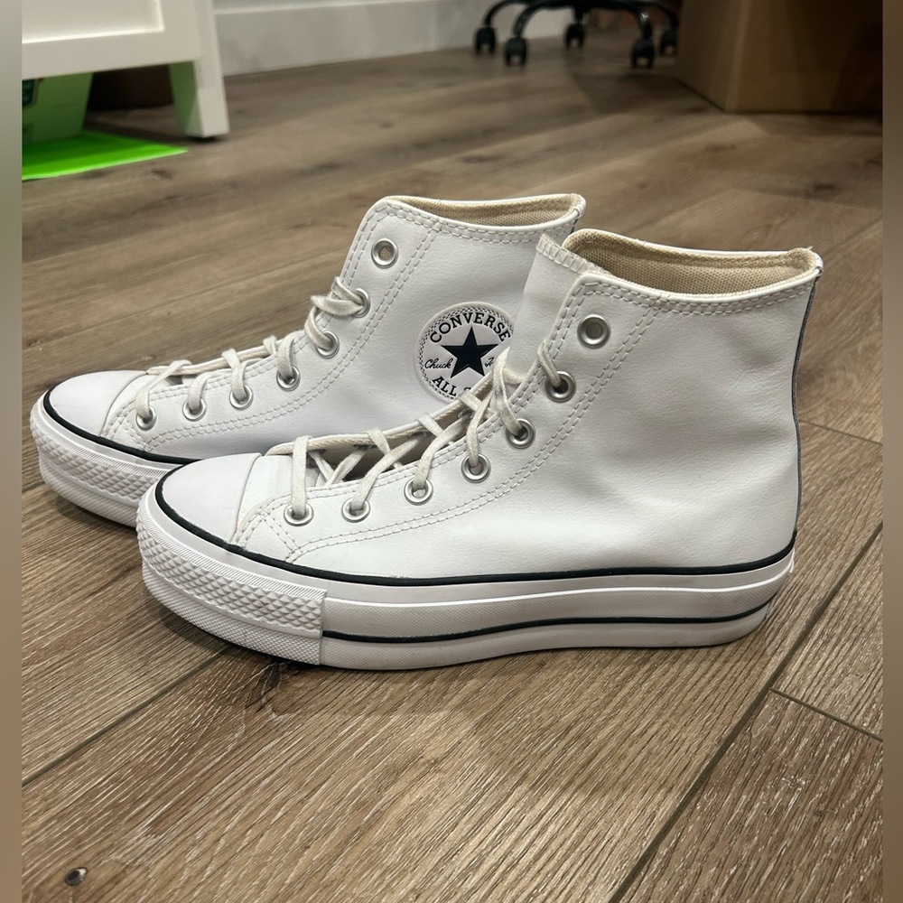 Worn less than 10x. Platform leather high top converse